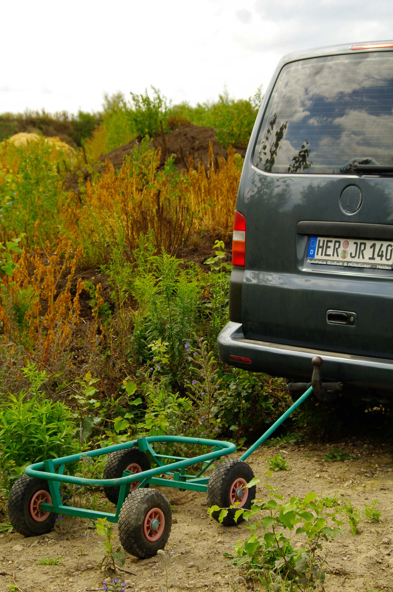 2015-08-19 - Vulkaneifel - stillgelegter Steinbruch. Für Gelegenheitsstörer auch eine willkommene Gelegenheit, sich dort des störenden Müll zu entledigen. Aber was des einen sein Leid, ist sogleich des anderen Freud'. Das Fundstück des Tages gab der Rubrik hier ihren Namen. Nicht, weil ich ständig auf der Suche bin, um etwas zu finden. Ich finde auch ohne zu suchen ...