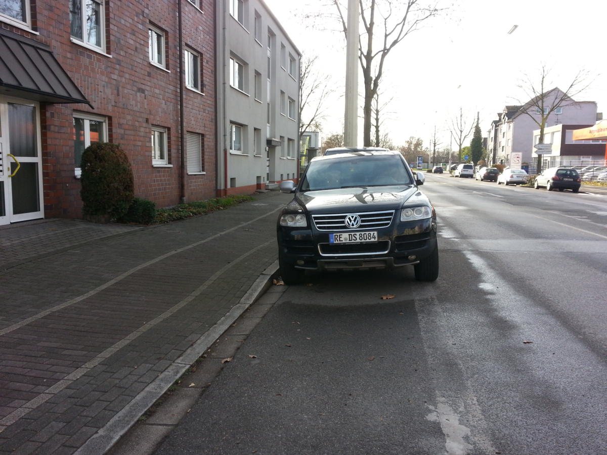 2018-12-01 - Behinderung und Gefährdung durch Parken eines KFZ