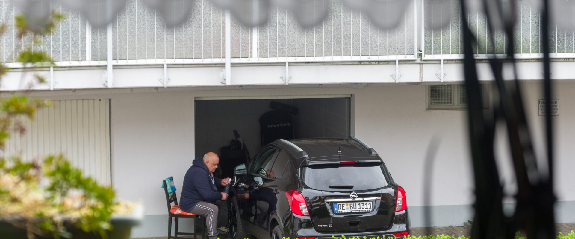 2026-04-04 – Residenzia Mittendrin – Pfundsstück des Tages – Der Dicke poliert seinen Blechhaufen